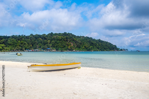 une barque sur la plage de Saracens Bay à Koh Rong Sanloem