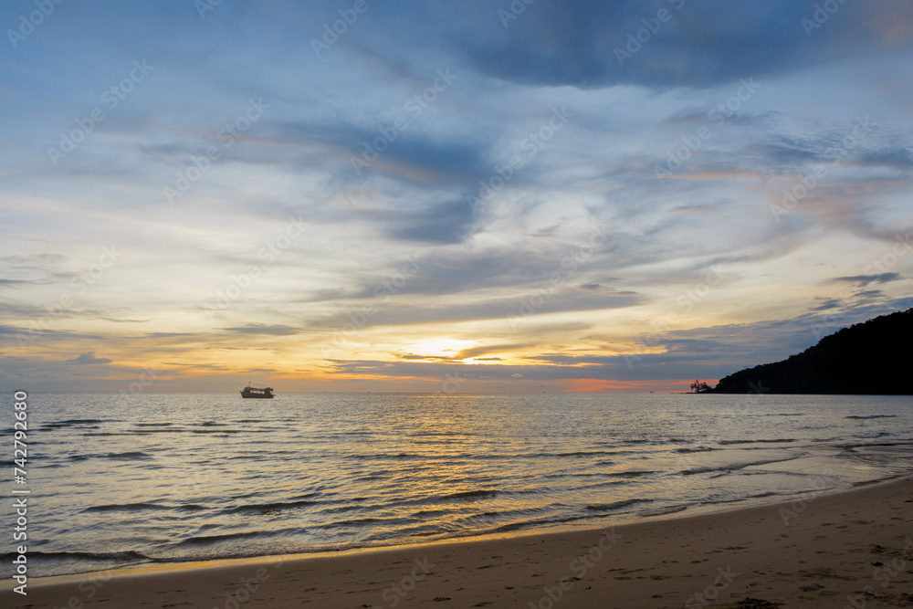 un coucher de soleil à Koh Rong Sanloem un coucher de soleil à Koh Rong Sanloem