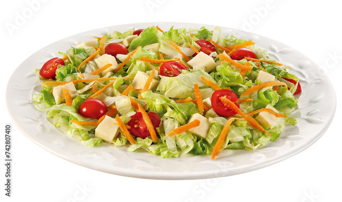 prato com salada de folhas verdes com tomate, palmito e cenoura ralada isolado em fundo transparente