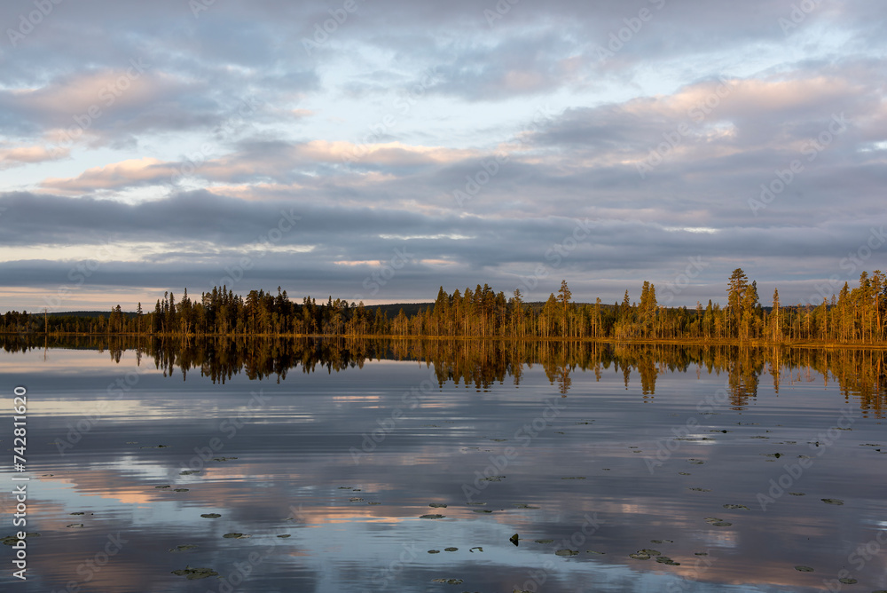 Obraz premium Sonnenaufgang am Lavsjön in Schweden