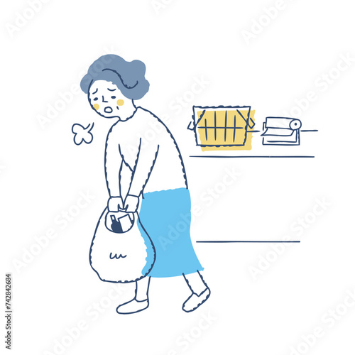 買い物袋が重くて困った表情のシニア女性
