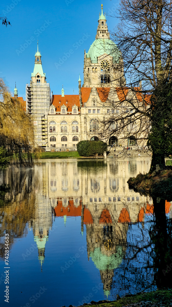 Obraz premium Hanover Maschpark new town hall with beautiful tree reflection in the lake water