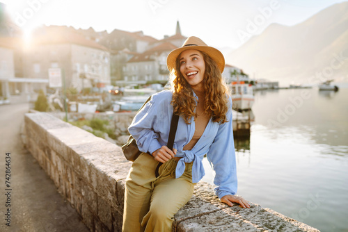 Fotografia Young female tourist enjoys the view of the city