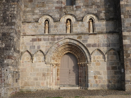 Façade de l'église prieurale d'Arnac-Pompdour (Corrèze)