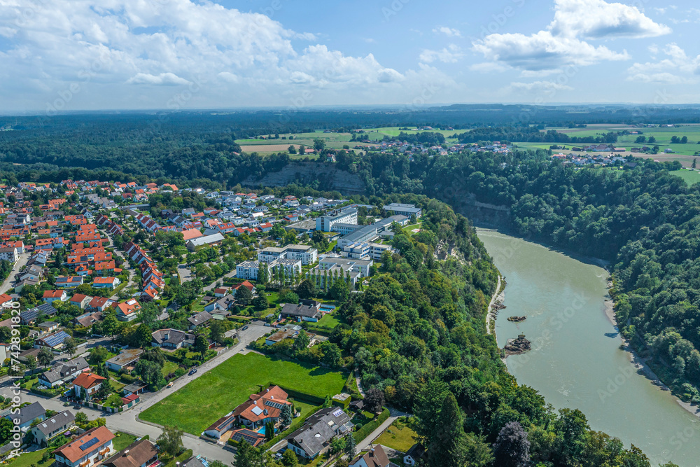 Burghausen im Luftbild, Blick zum Krankenhaus am Steilufer der Salzach