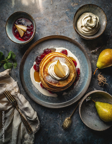 Köstliche Kombination Pancakes mit Birnenkompott und einer Schicht Crème fraîche photo