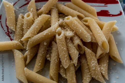 Fotografie plate of penne in white with cheese