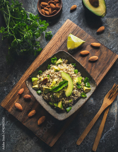 Exotischer Salat mit Quinoa cremiger Avocado und knusprigen Mandeln Ein gesundes Geschmackserlebnis auf weißem Porzellan photo