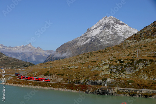 Bernina Express Fahrt durchmalerischen Gebirgslandschaft der Schweizer Alpen. Bernina Express railway driving through the Swiss alps.