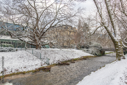 Riverside congelado: parque urbano a lo largo del río Oos en invierno, Baden Baden photo