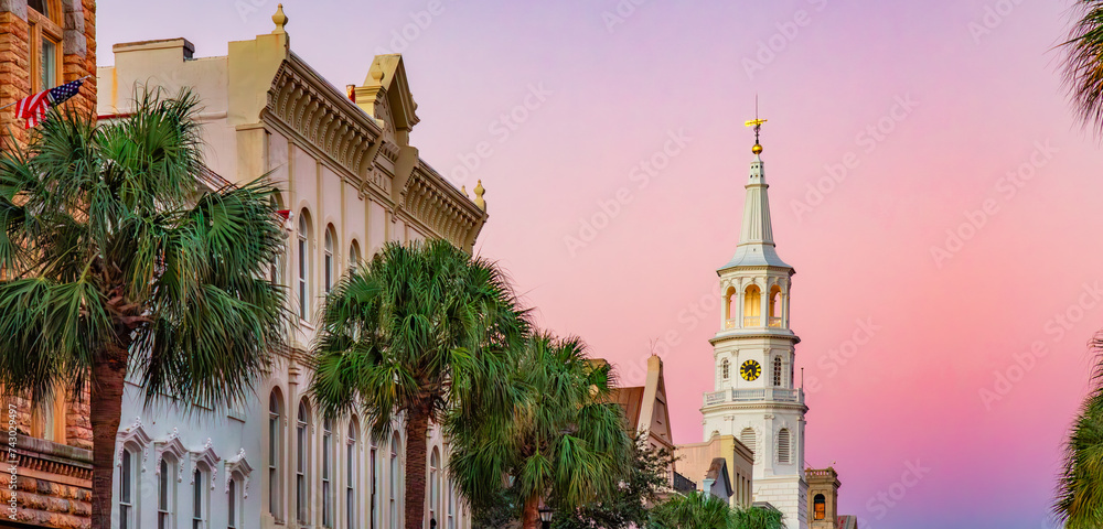 Obraz premium Uban streets in Downtown Charleston, South Carolina, United States. Vibrant sunrise twilight