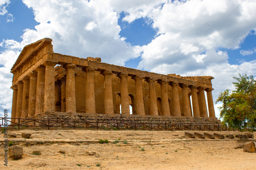 Ruinas de Akragas, Agrigento, Sicilia, Templo de la concordia vista lateral