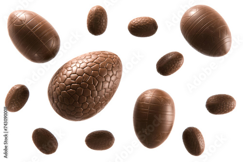 Variedade de ovos de Páscoa de chocolate embrulhados e sem invólucro photo
