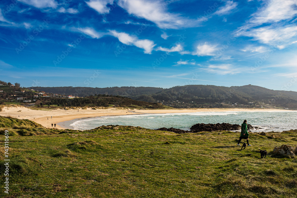 Marina, paisaje en el que se combina playa y montaña, en Galicia (España)