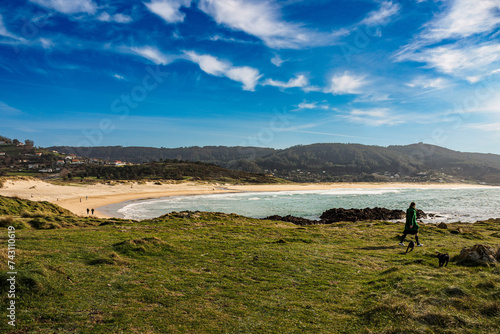 Marina, paisaje en el que se combina playa y montaña, en Galicia (España)