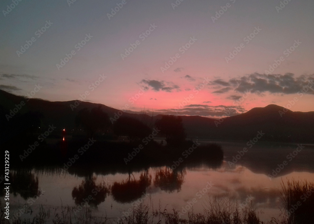 Fototapeta premium atardecer en el lago