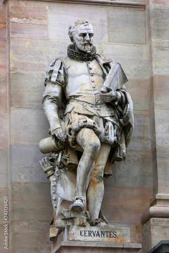 Denkmal von Miguel de Cervantes Saavedra vor der Spanischen Nationalbibliothek Madrid
 photo