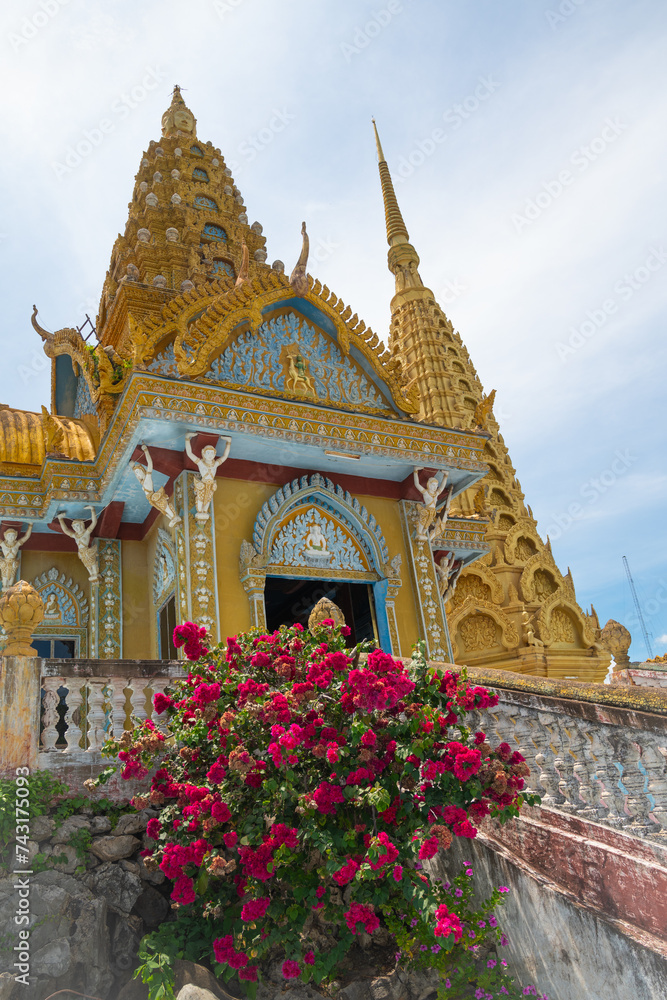 Phnom Sampeau golden Building, Battambang, Camboya