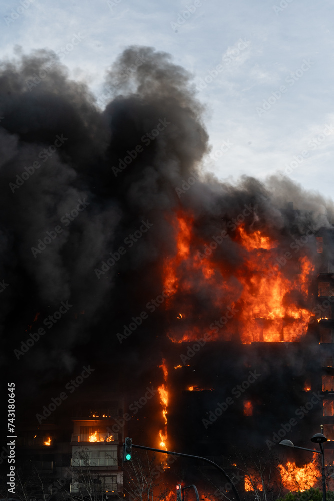 Obraz premium A large fire in a residential building in the city of Valencia, Spain, which quickly burns to the ground.