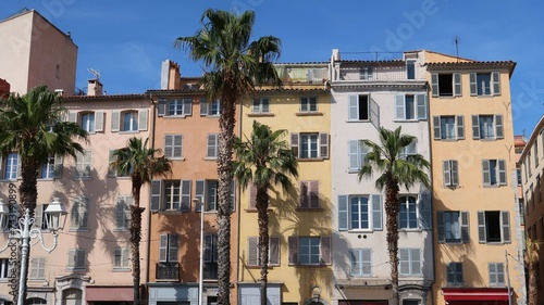 Façades d’immeubles colorées et palmiers dans le centre ville de Toulon dans le Var, en Provence (France)