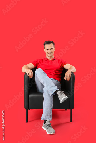 Handsome man sitting in bla...