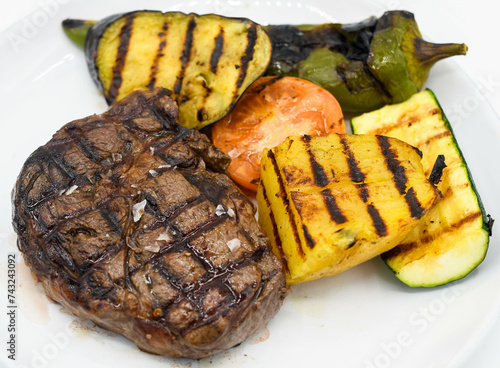 Plato combinado de carne asada con verduras a la parrilla