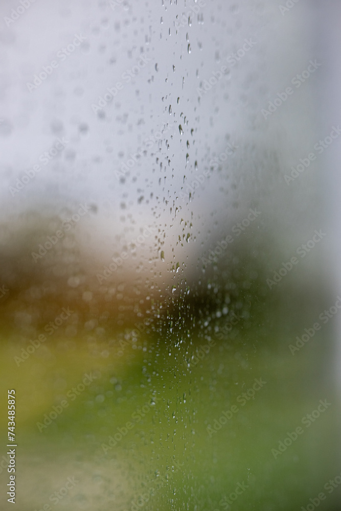 Regentropfen auf dem Fenster. Fensterscheibe