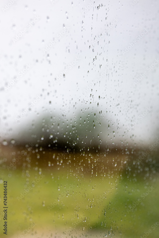 Regentropfen auf der Fensterscheibe.
