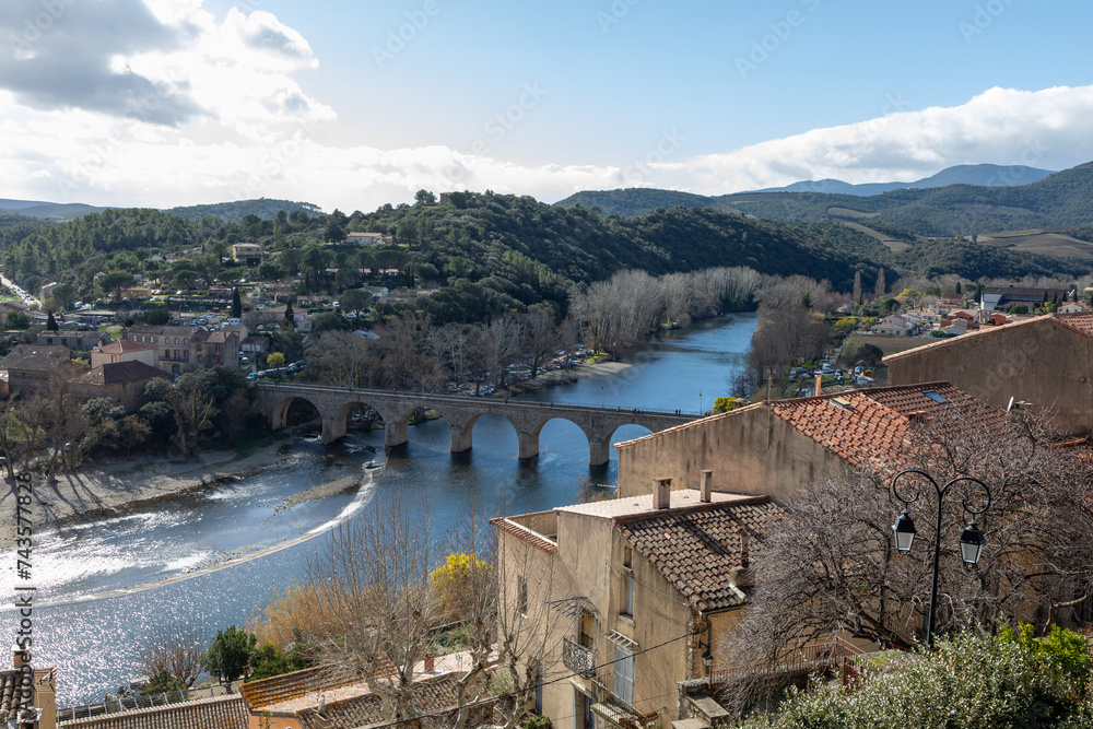 Village de Roquebrun dans le département de l'Hérault en région Occitanie - France