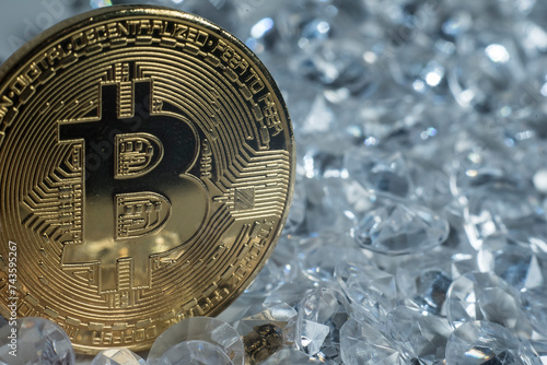 moneta bitcoin z błyszczącymi kryształami z miejscem na kopię.