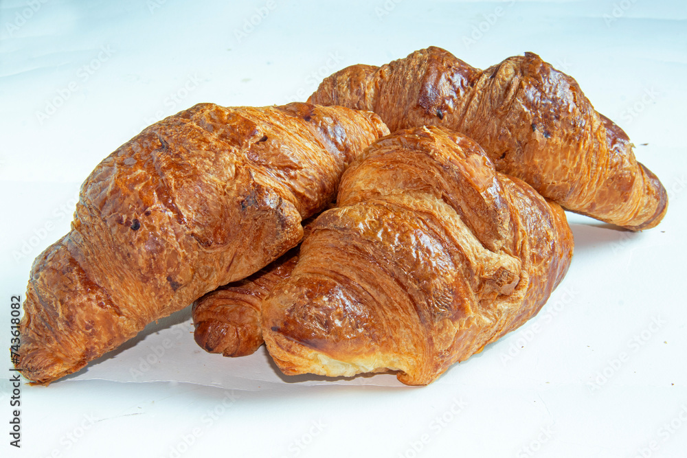 Croissants sur fond blanc	