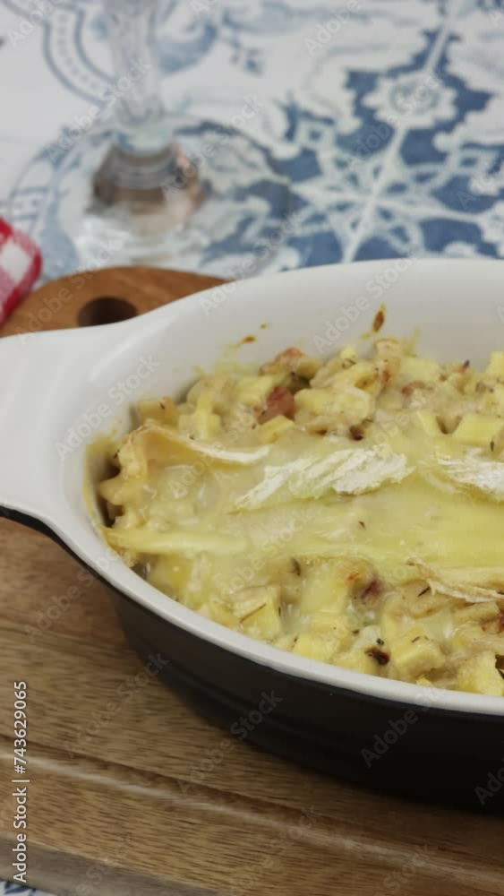 plat de croziflette cuite, en gros plan, sur une table plat de croziflette cuite, en gros plan, sur une table