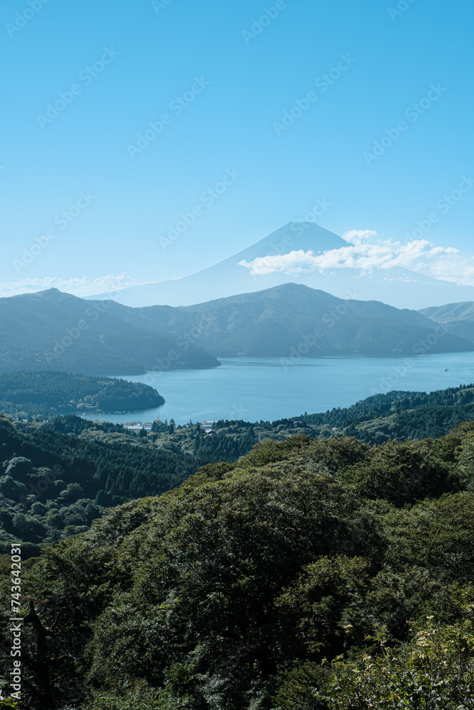 晴れた芦ノ湖と富士山