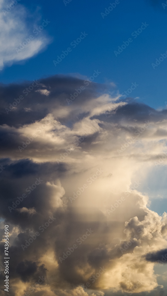 Vue rapprochée de sommets de cumulonimbus, en fin de soirée Vue rapprochée de sommets de cumulonimbus, en fin de soirée