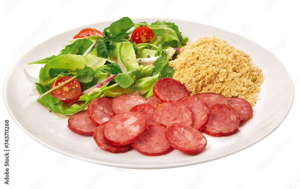 prato com linguiça fatiada grelhada acompanhado de salada de folhas verdes e farofa prato com linguiça fatiada grelhada acompanhado de salada de folhas verdes e farofa