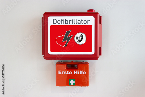 Defibrillator und Verbandkasten an der Wand, (Symbolbild)