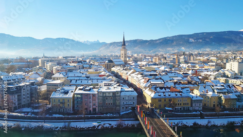 Foto Panorama view of the city Villach in Carinthia, Austria