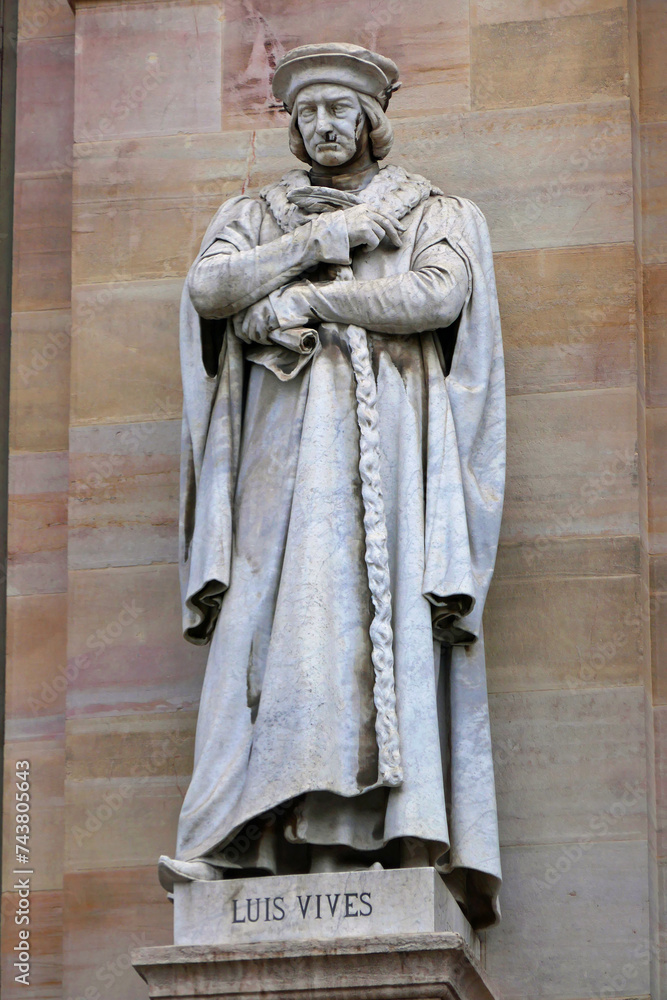 Fototapeta premium Statue von Luis Vives vor der spanischen Nationalbibliothek in Madrid