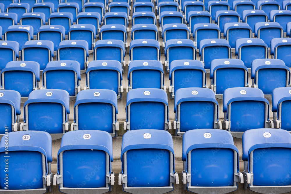 leere blaue Sitze in einem Fußballstadion leere blaue Sitze in einem Fußballstadion