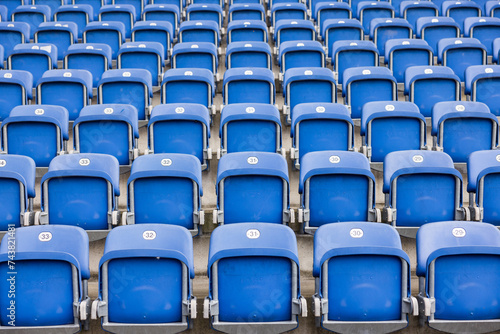 leere blaue Sitze in einem Fußballstadion