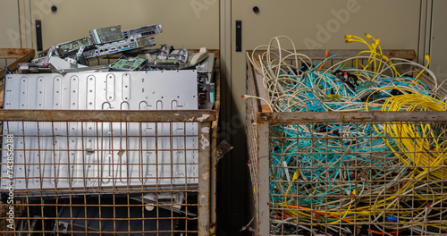IT Elektronik Recyclingin einer Gitterbox zur Entsorgung gelagert
 photo