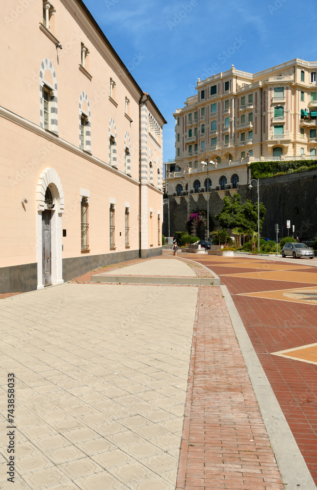 Corso Italia is the elegant seafront that from the center of Genoa Foce reaches the Albaro district and the seaside village of Boccadasse along beaches and bathing establishments.