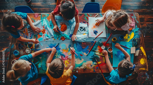 Photo d'enfant  pendant les cours d'arts plastiques dans une classe d'école primaire