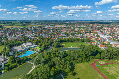 Fürstenfeldbruck in Oberbayern im Luftbild, Blick über die Amper-Auen auf die Stadt