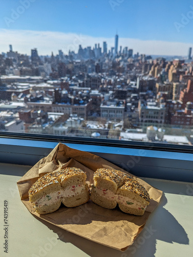 Konstfotografi Everything bagel with the New York City skyline in the distance