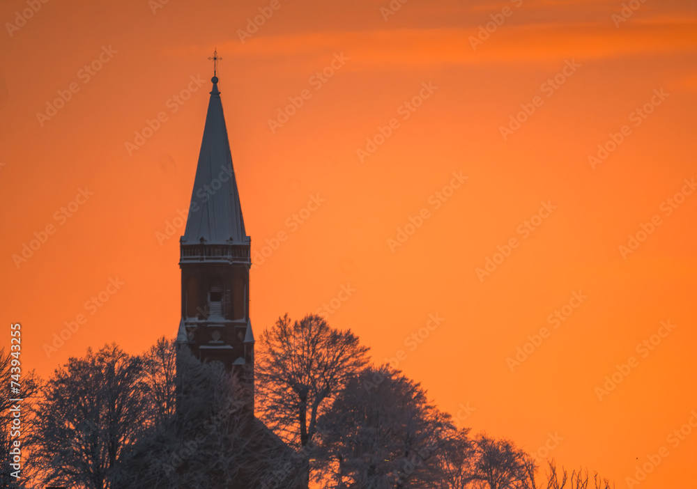 Obraz na płótnie sunrise over the church tower w salonie