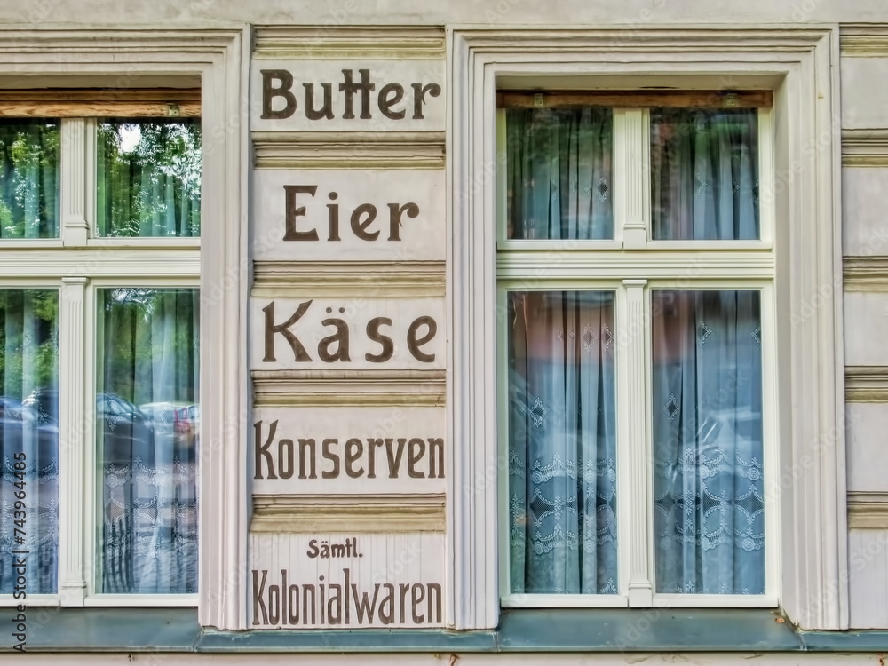 berlin, deutschland - fenster von einem alten haus mit kolonialwaren