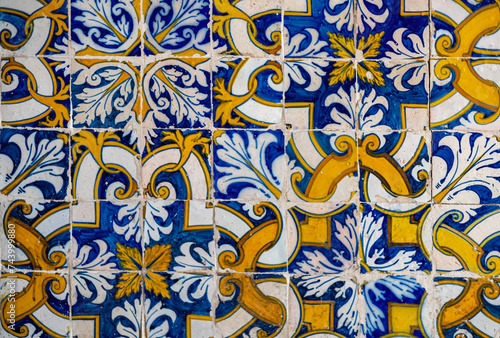 Painel de azulejos antigos com desenhos tradicionais portugueses 