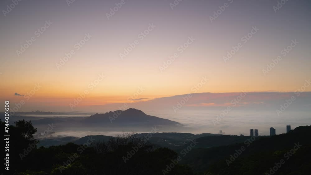 The sun, mountains and clouds create a wonderful symphony at dusk. Enjoy the sunset and sea of ​​clouds. Zhongzhengshan Hiking Trail, Taipei City.
