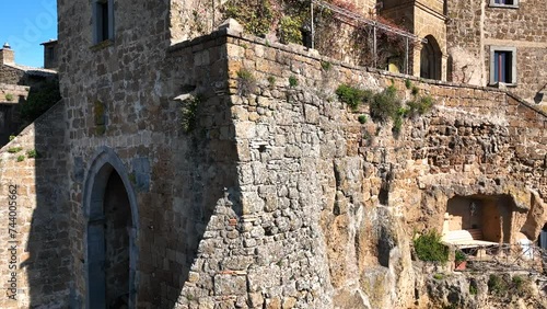 Civita di Bagnoregio, borgo turistico medievale sulla collina di tufo. Viterbo, Lazio Italia.
Veduta aerea di Bagnoregio,  la città che muore per via della roccia vulcanica che si sgretola, Calanchi.